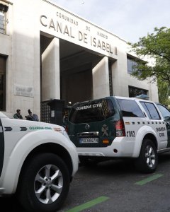 Agentes de la Guardia Civil ante la sede de Canal de Isabel II, en la operación Lezo dirigida por el juez de la Audiencia Nacional Eloy Velasco. EFE/Emilio Naranjo