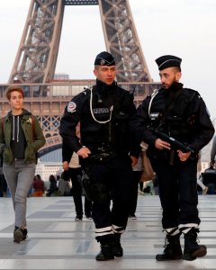Dos policías franceses patrullan en las inmediaciones de la Torre Eiffel. - REUTERS
