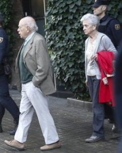 Jordi Pujol i Marta Ferrusola surten del seu domicili durant l'escorcoll policial. EFE / QUIQUE GARCÍA