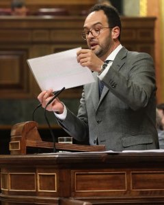 El portavoz parlamentario del PSOE, Antonio Hernando, durante su intervención en el debate en el pleno del Congreso de las enmiendas a la totalidad del proyecto de Presupuestos Generales del Estado para 2017. EFE/Zipi