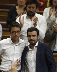 El líder de IU, Alberto Garzón (d), recibe el apluso de los diputados de su grupo, Unidos Podemos, tras su intervención en el debate en el pleno del Congreso, de las enmiendas a la totalidad del proyecto de Presupuestos Generales del Estado para 2017. EFE