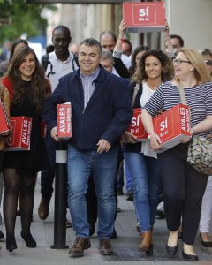 Un grupo de militantes, encabezados por Santos Cerdán, en representación del ex secretario general del PSOE Pedro Sánchez ha entregado 57.369 firmas para su candidatura a las primarias.EFE/Juan Carlos Hidalgo