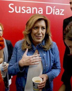 La presidenta de Andalucía y candidata a la Secretaría General del PSOE, Susana Díaz, se toma un café antes de presentar el documento 'Propuestas para el debate en el 30 Congreso Federal', que recoge su proyecto político para el partido. EFE/Chema Moya
