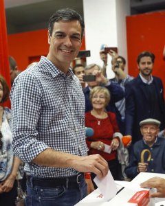 Pedro Sánchez ha votado en la sede del PSOE de Pozuelo de Alarcón / EFE