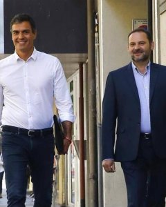 Pedro Sánchez (c), reelegido en primarias como secretario general del PSOE, acompañado por los diputados Adriana Lastra y José Luis Ábalos, a su llegada esta mañana a la sede del partido. |  J.P. GANDUL