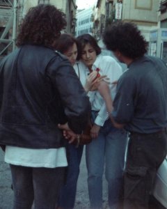 Chica herida de bala al salir de misa con su madre y abuela en la plaza de San Marcos (Sevilla). MARIANO AGUDO
