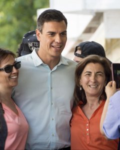 El secretario general del PSOE, Pedro Sánchez, se fotografía, durante su visita a la Feria del Libro de Madrid. EFE/Luca Piergiovanni