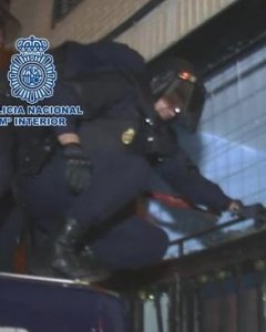 Agentes de la Policía Nacional entran en un edificio para detener a un grupo de anarquistas. POLICÍA NACIONAL. EFE Madrid