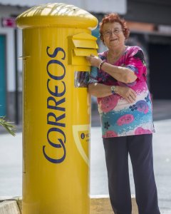 Josefina Vicente Alcaráz, La primera mujer cartero de España.EFE/Marcial Guillén