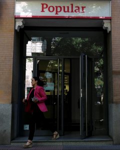 Una mujer sale de una oficina del Banco Popular en Madrid. REUTERS/Juan Medina