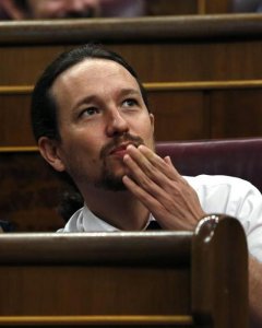 El líder de Podemos, Pablo Iglesias, al inicio de la segunda jornada del debate de la moción de censura de su grupo parlamentario contra el Gobierno de Mariano Rajoy. EFE/Sergio Barrenechea