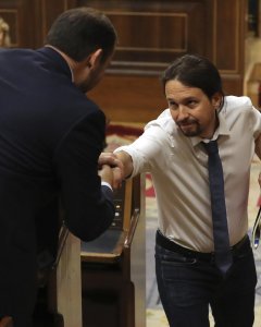 El líder de Podemos, Pablo Iglesias, y el portavoz del PSOE, José Luis Ábalos, se estrechan la mano durante la segunda jornada del debate de la moción de censura de Unidos Podemos contra el Gobierno de Mariano Rajoy, en el Congreso. EFE/Ballesteros