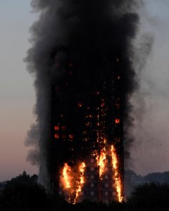 Imagen del edificio de Londres incendiado. REUTERS/Toby Melville