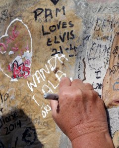 Los fans escriben mensajes en el muro de Graceland, la antigua residencia de Elvos Presley en Memphis (Tennessee, EEUU). REUTERS/Karen Pulfer Focht