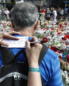 Cientos de personas se han acercado a dejar flores en el memorial a las víctimas del atentado. / EFE