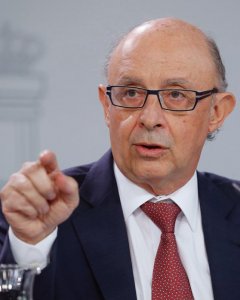 El ministro de Hacienda, Cristóbal Montoro, durante la rueda de prensa posterior a la reunión del Consejo de Ministros celebrada en el Complejo de La Moncloa. EFE/Ángel Díaz