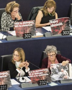 Eurodiputados con carteles contra el Gobierno español durante  sobre Catalunya en el Parlamento Europeo en Estrasburgo. EFE/PATRICK SEEGER
