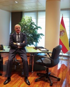 El ministro de Economía, Luis de Guindos, posa en una entrevista con la agencia Reuters en su despacho. REUTERS/Sergio Perez