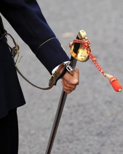 Detalle del sable de un integrante del cuerpo de la Guardia Real, durante el desfile del Día de la Fiesta Nacional. EFE/Víctor Lerena
