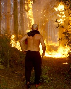 Un hombre mira impasible el incendio en la zona de Zamanes, Vigo EFE/Salvador Sas