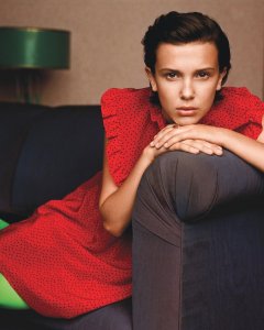 Foto de Millie Bobby Brown realizada por el fotógrafo Alasdair McLellan para la revista W