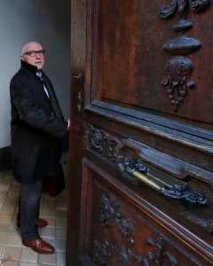 Paul Bekaert, el abogado belga del expresidente catalán Carles Puigdemont, en la entrada de sus oficinas en la localidad belga en Tielt. REUTERS/Yves Herman