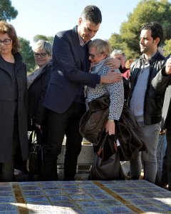 El secretario general del PSOE, Pedro Sánchez, ante una de las fosas comunes que hay en el cementerio de Paterna (Valencia), y que ha visitado tras el acto en el que ha presentado la propuesta de reforma integral de la ley de Memoria histórica. EFE/ Manue