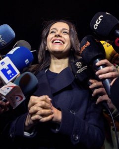 La candidata a la presidencia de la Generalitat por Ciudadanos, Inés Arrimadas, atiende a la prensa. EFE/ Enric Fontcuberta
