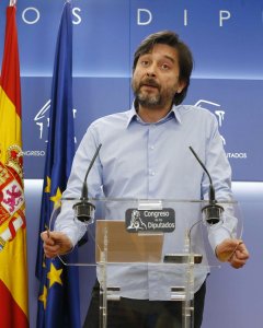 El secretario de Sociedad Civil y Movimiento Popular de Podemos, Rafael Mayoral, durante la rueda de prensa ofrecida en el Congreso de los Diputados para realizar un balance del año 2017. EFE/J.P. Gandul