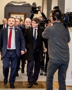 Carles Puigdemont a su llegada al Parlamento danés, con el diputado independentista de las Isla Feroe Magni Arge. REUTERS