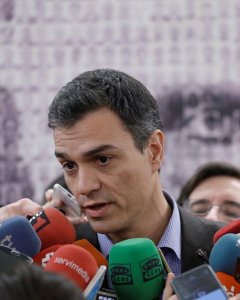 El secretario general del PSOE, Pedro Sánchez, comparece ante los medios antes de la reunión que ha mantenido con la dirección del grupo parlamentario socialista en el Congreso. EFE/ Emilio Naranjo