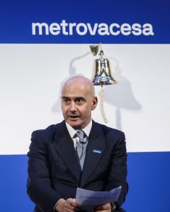 El presidente de Metrovacesa, Ignacio Moreno Martínez, momentos antes de realizar el tradicional toque de campana en el debut bursátil de la inmobiliaria. EFE/Emilio Naranjo