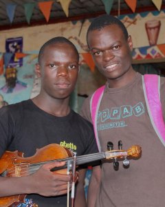 Lamek y David tras uno de los ensayos de la orquesta. PABLO L. OROSA