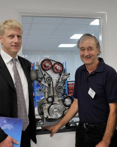 El inventor Peter Dearman (centro), con su motor criogénico.