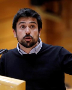 El portavoz de Podemos en el Senado, Ramón Espinar, durante su intervención en el debate de los vetos presentados al proyecto de Ley de Presupuestos Generales del Estado de 2018. EFE/Juan Carlos Hidalgo