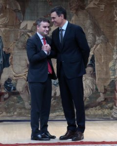 El presidente del Gobierno, Pedro Sánchez, saluda a Iván Redondo, nuevo director del Gabinete de la Presidencia del Gobierno, tras su toma de posesión. POOL MONCLOA/ JM. Cuadrado