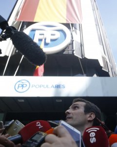 El vicesecretario de Comunicación del Partido Popular, Pablo Casado, anuncia su candidatura para presidir el Partido Popular. EFE/ Javier Lizón
