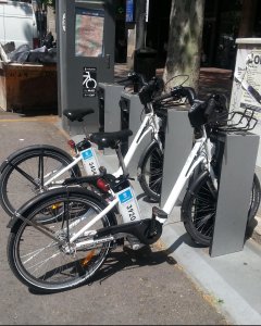 Bicicletas aparcadas en el punto BiciMAD de la calle Orense. Foto Manuel Tapia