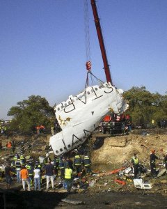 Fotografía de archivo de los bomberos en el lugar del accidente. EFE