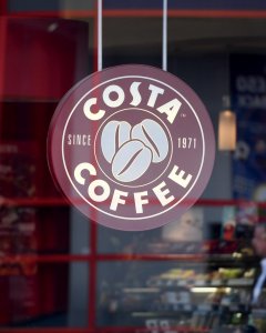 El logotipo de Costa Coffe es fotografiado en una tienda de Costa Coffe, en Londres. EFE/ Facundo Arrizabalaga