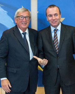 Imagen de archivo del presidente de la Comisión Europea, Jean Claude Juncker, y el líder del PPE, Manfred Weber, antes de una reunión en Bruselas en septiembre de 2017. EFE/ Stephanie Lecocq