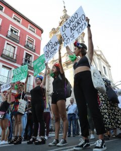 28/09/2018.- Un momento de la manifestación convocada por el Movimiento Feminista de Madrid con motivo del Día Internacional por la Despenalización del aborto y la Defensa de los Derechos Sexuales y Reproductivos de las mujeres. EFE/ Zipi