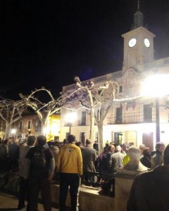 Una concentración en frente del ayuntamiento de Alcalá de Henares para pedir la absolución de Elena y Jesús | Plataforma Absolución 13 Rosas
