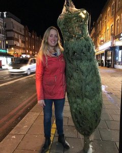 Emily con su árbol de Navidad natural. / CRISTINA CASERO