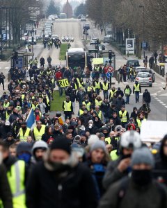 Manifestantes de los chalecos amarillos salen a las calles de Nantes.  REUTERS/Stephane Mahe