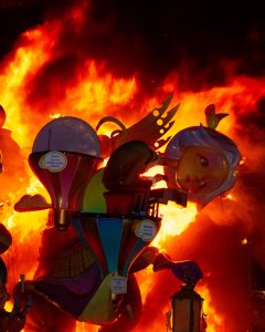 Los ninots se queman en la última noche del Festival de las Fallas en Valencia | AFP/ José Jordan