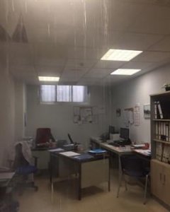 Imagen del agua cayendo en la oficina de uno los sindicatos. (EP)