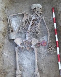 El sonajero de Martín, junto a la mano izquierda de los restos de su madre, Catalina, en la fosa común del antiguo cementerio de Palencia.