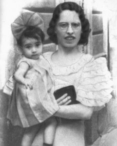 Milagros Rendón junto a su hija. Archivo familiar y publicadas por Manuel Almisas