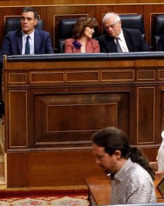 El candidato socialista, Pedro Sánchez, observa cómo el líder de Unidas Podemos, Pablo Iglesias, se dirige a la tribuna para intervenir en la tercera jornada del debate de investidura en el Congreso. EFE